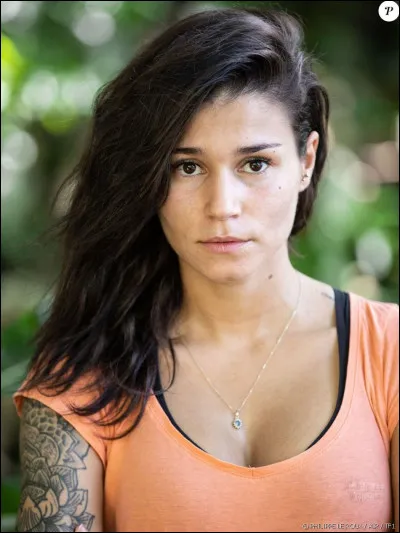 Qui est cette jeune femme arrivée sur les poteaux ?