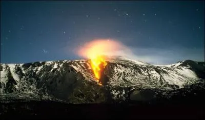 Sur quelle le rattache  l'Italie peut-on aller voir le volcan Etna ?