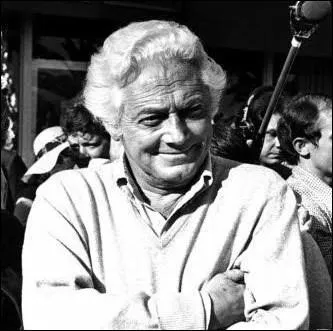 Quel cinaste italien a ralis ''Les Monstres'' ou encore ''Pauvres mais beaux'', comdies caustiques et grinantes, symboles de la ''comdie  l'Italienne'' ?