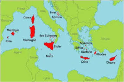 Quel est le rang occupé par la Sicile dans le classement par superficie des îles de la Méditerranée ?