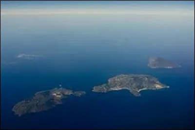 Comment s'appelle l'archipel volcanique situé au nord de l'île de Sicile ?