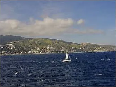 Comment s'appelle le détroit qui sépare la Sicile de la péninsule italienne ?