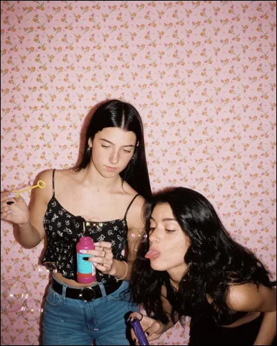 Comment se prénomme sa grande sur ?