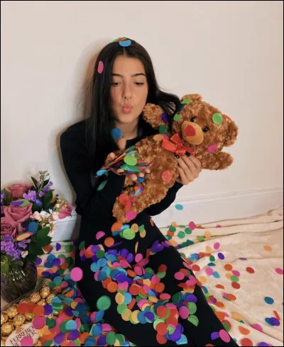 Charli a tourné dans une publicité pour...