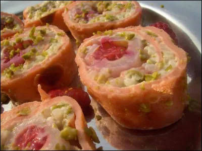 Poursuivons notre voyage maintenant dans le continent asiatique, avec cette pâtisserie entourée de crêpes roses :