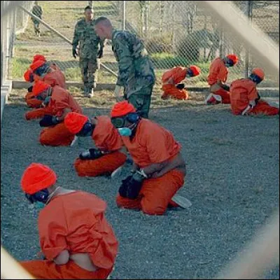 La privation sensorielle est également une méthode de torture, mise en pratique pour la première fois par la CIA au début des années 50 notamment dans le camp de Guantánamo. Où ce centre de détention gardé par les Américains dissimule-t-il soigneusement ce qui se cache entre ses murs ?
