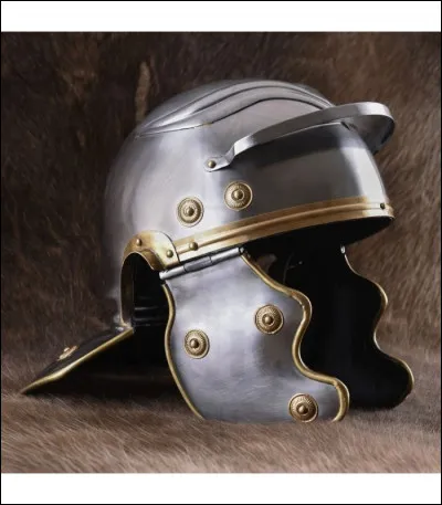 Encore un équipement, c'est un chapeau de métal avec parfois une visière : c'est un...