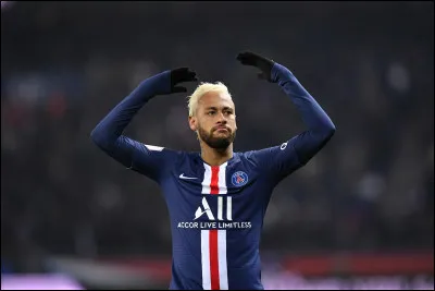 Neymar a marqué 5 buts et Mbappé en a marqué 8.
Combien de buts ont-ils marqués en tout ?