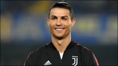 Cristiano Ronaldo est né le 5 février 1985 sur l'île de Madère.
Il est considéré comme l'un des meilleurs joueurs de foot de l'histoire. Évoluant au poste d'attaquant,
il remporte au moins 5 fois le Ballon d'or.
L'aéroport de Funchal porte son nom. En 2018 il entre à la Juve.
En 2020, quel âge a Cristiano Ronaldo ?