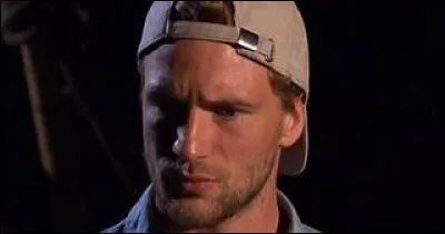 Dès le début du jeu, Joseph s'est fait remarquer, ce qui lui coûtera sa place dans l'aventure. Qu'a-t-il donc fait ?