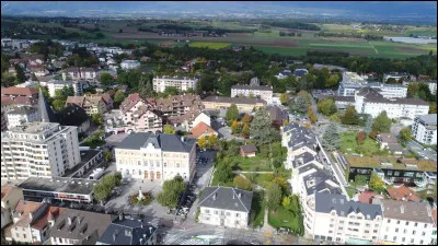 Ville de 14 000 habitants du département de Haute-Savoie, située en frontière de la Suisse, ville de l'agglomération du grand Genève :