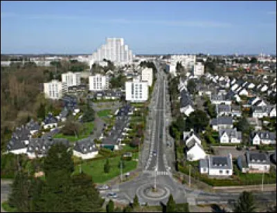 Ville de 45 000 habitants du département de la Loire-Atlantique, deuxième ville de l'agglomération nantaise par la population, située dans la banlieue ouest :