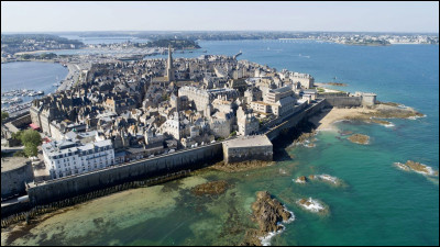 Ville de 46 000 habitants du département d'Ille-et-Vilaine, ville portuaire et fortifiée sur la Manche :