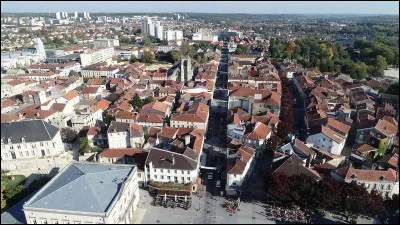 Ville de 24 000 habitants du département de la Haute-Marne, située en Champagne humide, aux confins de la Lorraine, traversée par la Marne :