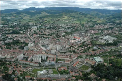 Ville de 35 000 habitants du département de la Loire, située dans la vallée du Gier, entre les monts du Lyonnais et le massif du Pilat :