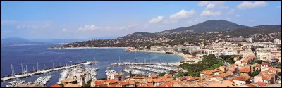 Ville de 14 000 habitants du département du Var, station balnéaire située sur la rive nord du golfe de Saint-Tropez :