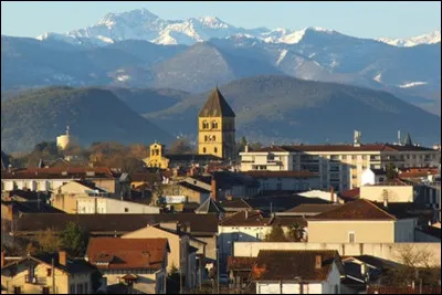 Ville de 11 000 habitants du département de la Haute-Garonne, située dans le Comminges, sur la rive gauche de la Garonne :