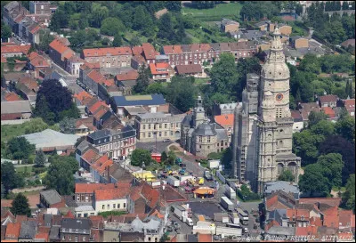 Ville de 15 000 habitants du département du Nord, ville thermale traversée par la Scarpe :
