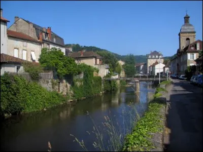 Petite ville de 3 500 habitants du département du Lot, située dans le nord du Quercy, dans la vallée de la Bave, affluent de la Dordogne :