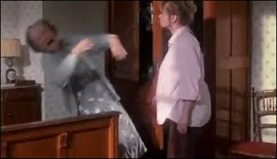 À un moment du film, la tatie va trop loin dans ses mots et elle se prend une gifle par son auxiliaire ! Qu'a dit la tatie pour qu'elle se prenne une gifle ?