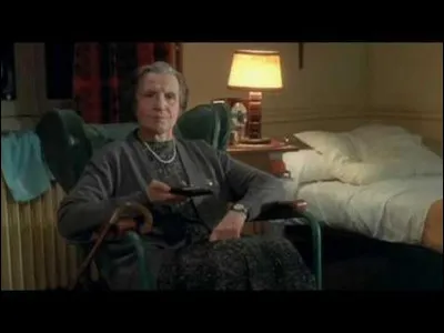 Un moment la tatie est placée en maison de retraite, soudain Mme Mauprivet une résidente de la maison de retraite veut regarder la télé dans la chambre de la tatie, mais la tatie refuse ! Pourquoi ?