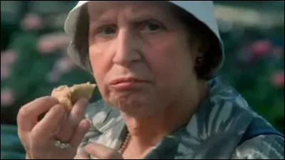 À un moment du film, la tatie mange un gâteau sur un banc du square et une vieille dame la regarde en souriant ! Mais que fait la tatie à la vieille dame ?