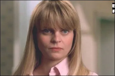 Comment s'appelle la jeune fille qui s'est fait engager par Catherine pour s'occuper de la tatie pendant que Jean-Pierre et Catherine partent en vacances ?