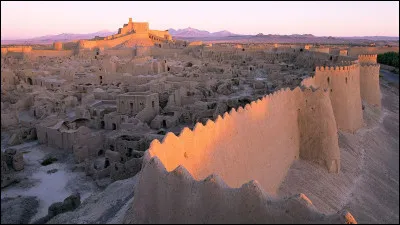 Dans l'Iran actuel, cette cité doit sa réputation à la production de vêtements de soie et de coton d'une telle qualité, que les rois eux-mêmes se déplaçaient pour trouver à se vêtir. quelle est-elle ?