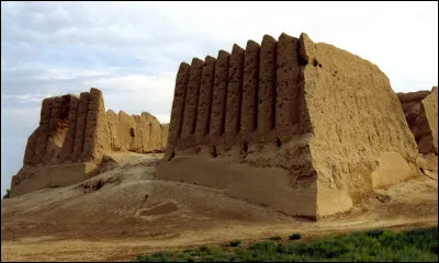 Cité plusieurs fois millénaire dans le Turkménistan actuel, étape indispensable sur la "route de la soie". Quelle est-elle ?