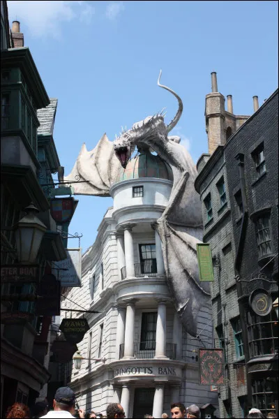 Quelle est la premi&egrave;re phrase du po&egrave;me marqu&eacute; devant Gringotts, cens&eacute; d&eacute;courager les voleurs ?