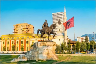 Indépendance - Le dernier pays/empire à avoir annexé l'Albanie fut :