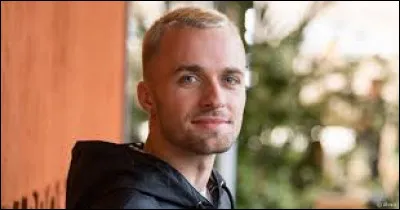 Ce youtubeur a créé sa chaîne en 2011. Il s'agit de...