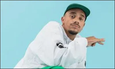 Ce youtubeur est aussi un rappeur. Il s'agit de...