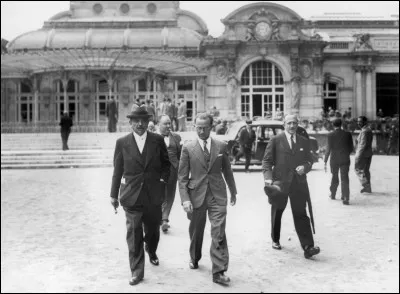 Il met fin à la IIIe République et fonde l'Etat français le ....