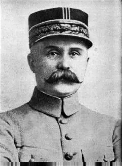 En mai 1917, il remplace Nivelle comme commandant en chef des armées françaises : que fait-il ?