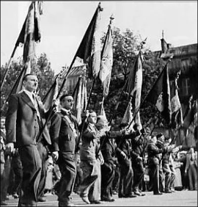 Au lendemain de quel événement entre-t-il au gouvernement comme ministre de la guerre ?