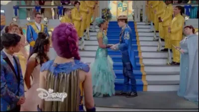 Comment Mal réussit-elle à rompre le maléfice qu'Uma a lancé à Ben ?