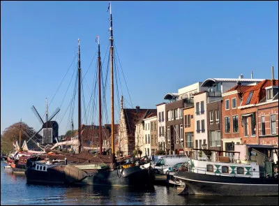 Dans quel pays se situe la ville de Leyde ?