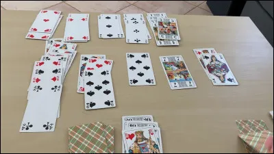 Lequel de ces mots désigne un jeu de cartes ?