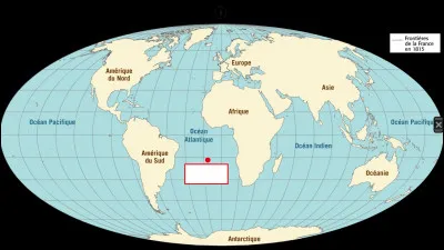 Sur quelle île, très éloignée de la France, Napoléon est-il exilé suite à la défaite de Waterloo ?