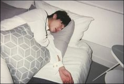 Quand Taehyung dort, il arrive parfois qu'il donne des coups et hurle en pleine nuit.