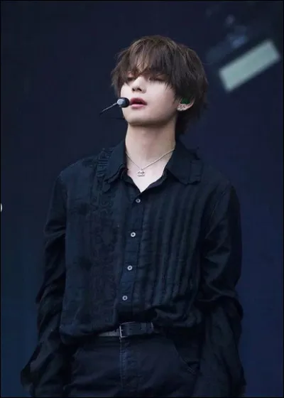 Il fait des trous dans ses v&ecirc;tements pour qu'ils soient plus confortables.