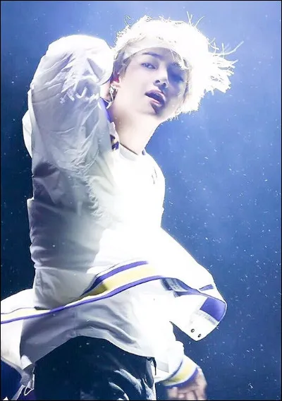 Il est gaucher mais peut &eacute;crire de la main droite.