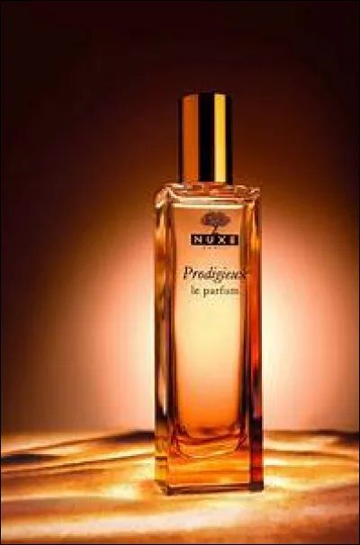 Quand un parfum contient approximativement 25% d'essence parfumée, quel est l'autre ingrédient qui entre dans sa composition de manière générale ?