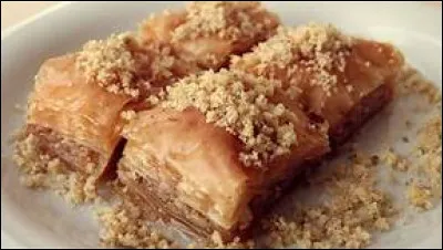 Historiquement, cette friandise a connu l'Empire ottoman. Appelé baklava, ce dessert est composé de plusieurs couches de pâte phyllo entre lesquelles vous trouverez des fruits ou des noix, et sur lesquelles est délicatement posé du sirop. De quel pays vient-il ?