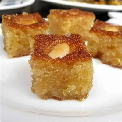 Le basbousa est un dessert traditionnel du pays du Moyen-Orient que je vous demande de trouver. A base de semoule de blé, d'amandes, de sucre et de yaourt, il est recouvert de sirop avant d'être proposé aux clients avec du thé en