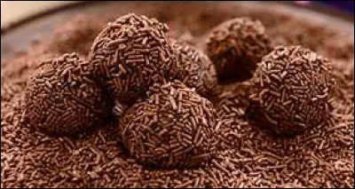 Le brigadeiro est assurément un symbole de la culture de ce pays, il a été cuisiné pour la première fois dans les années 40. Composé de lait concentré, de chocolat et de beurre, il est servi dans des moules à cupcakes