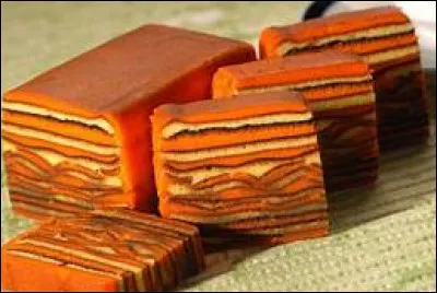 Le kek lapis est un dessert très riche au temps de cuisson long car chacune de ses couches doit être cuite individuellement. D'où vient-il ?