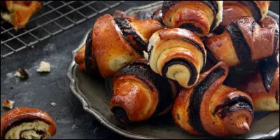 Garni de chocolat, de noix ou encore de fruits, ce petit gâteau adopte une forme de croissant dans son pays d'origine qui est Israël : quel est son nom ?