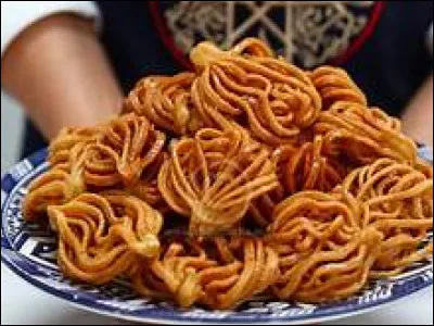 Ces pâtisseries marocaines sont aussi belles qu'elles sont délicieuses. Aromatisées au miel, on y trouve de nombreuses épices comme l'anis ou la cannelle...